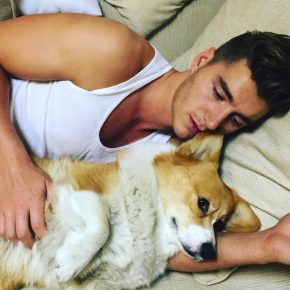 Алексей Воробьёв спит со своей собакой