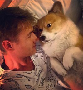 Собака Алексея Воробьёва спит с хозяином
