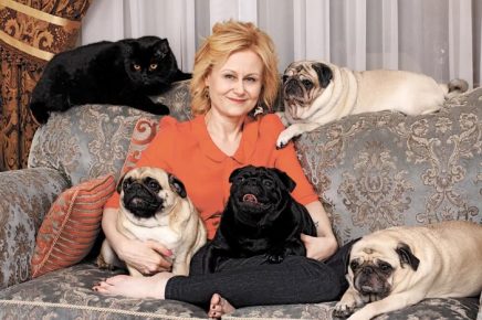 Дарья Донцова со своими собаками