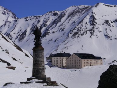 Монастырь Сен-Бернар в Альпах