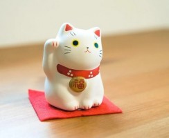 Что, согласно учению фен-шуй, привлекает в дом статуэтка кошки с поднятой рукой