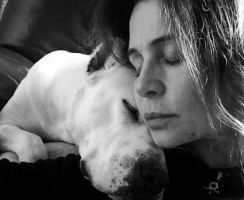 Оксана Фандера и её белоснежная собака Фира