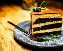 Кот Толик напал на торт: провокационное видео